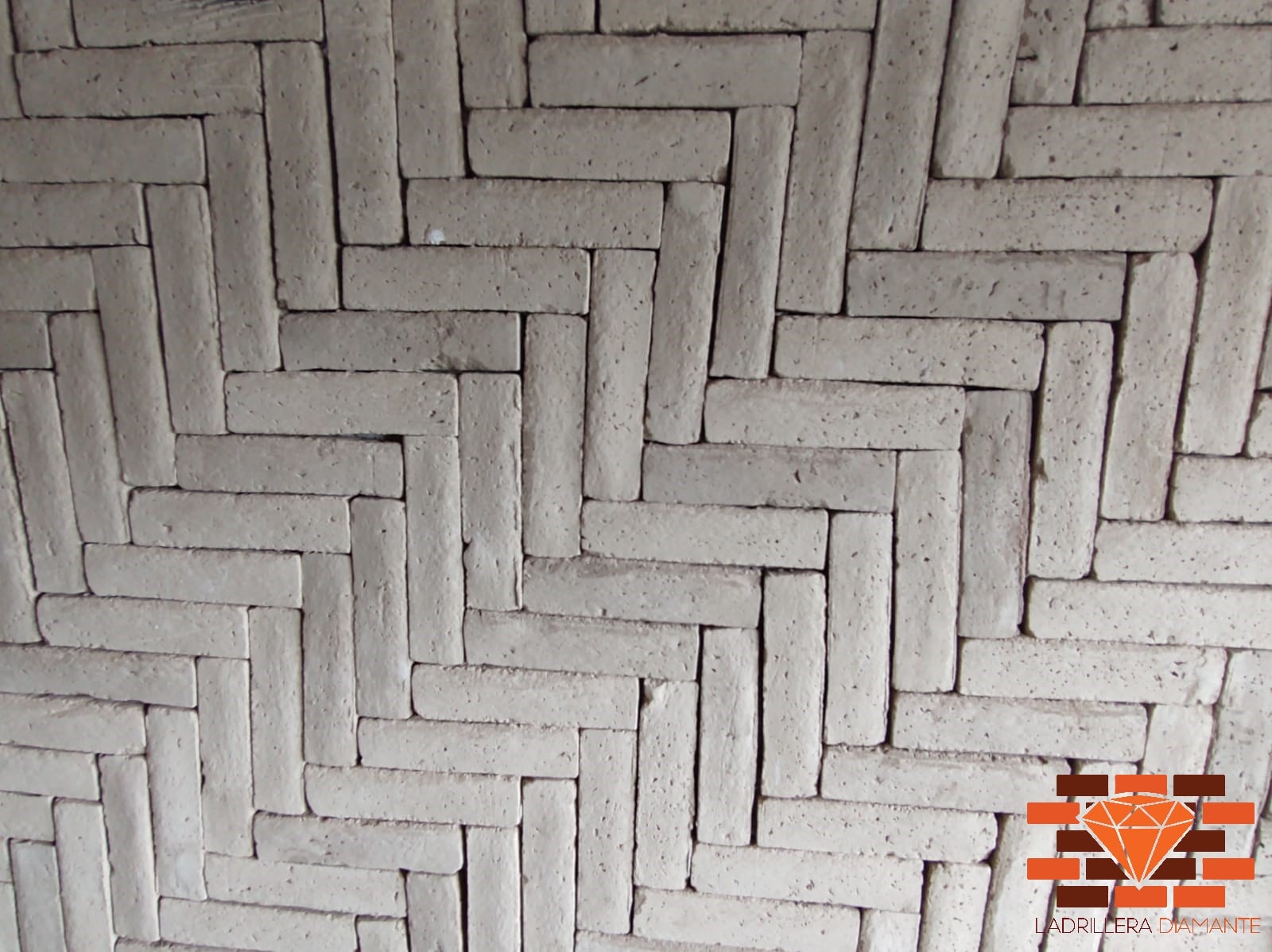 Adobes grandes para arcos en barro rojo