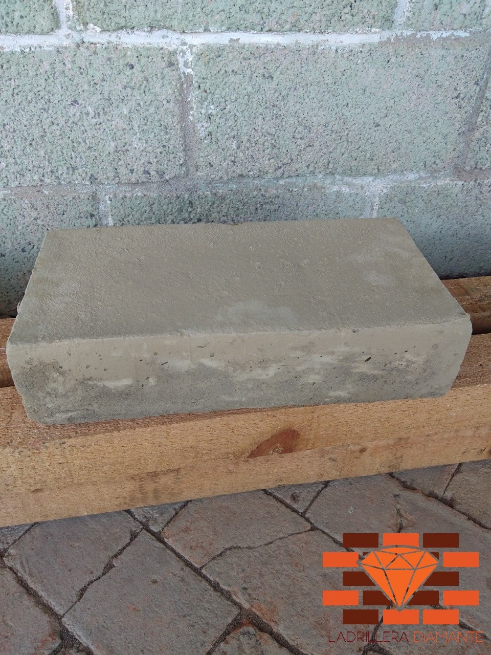 Adobes grandes para arcos en barro rojo