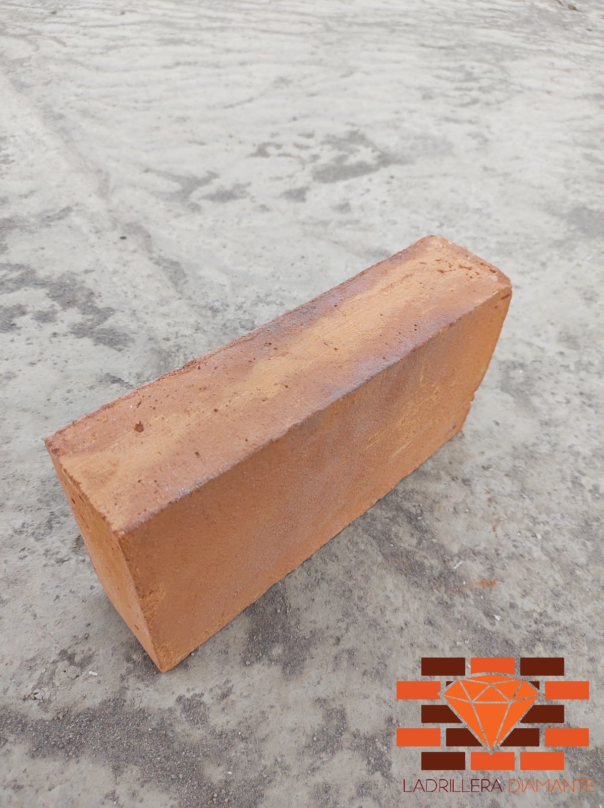 Adobes grandes para arcos en barro rojo