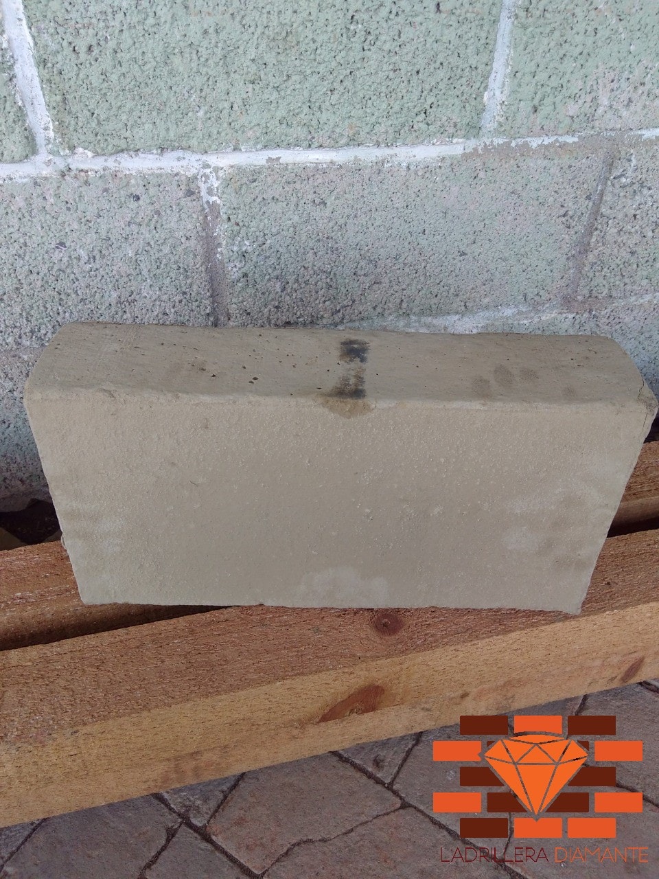 Adobes grandes para arcos en barro rojo