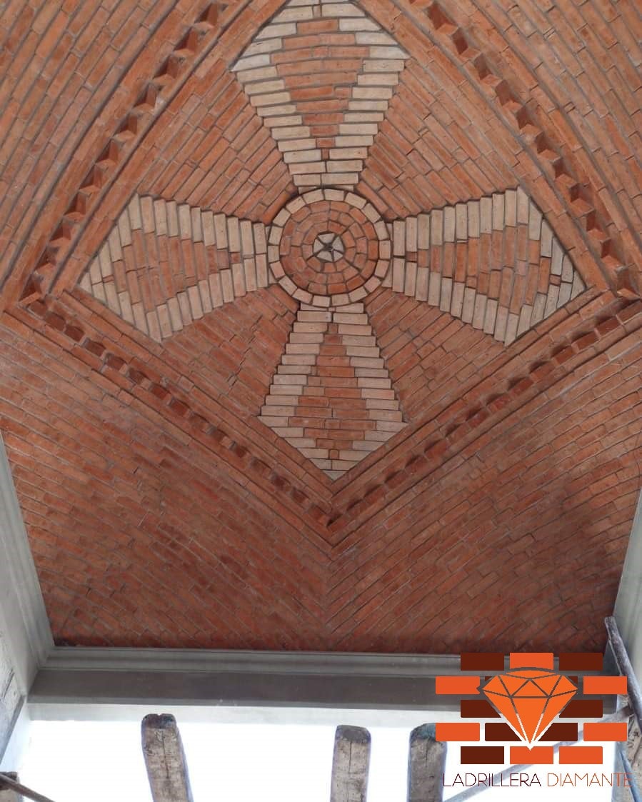 Adobes grandes para arcos en barro rojo