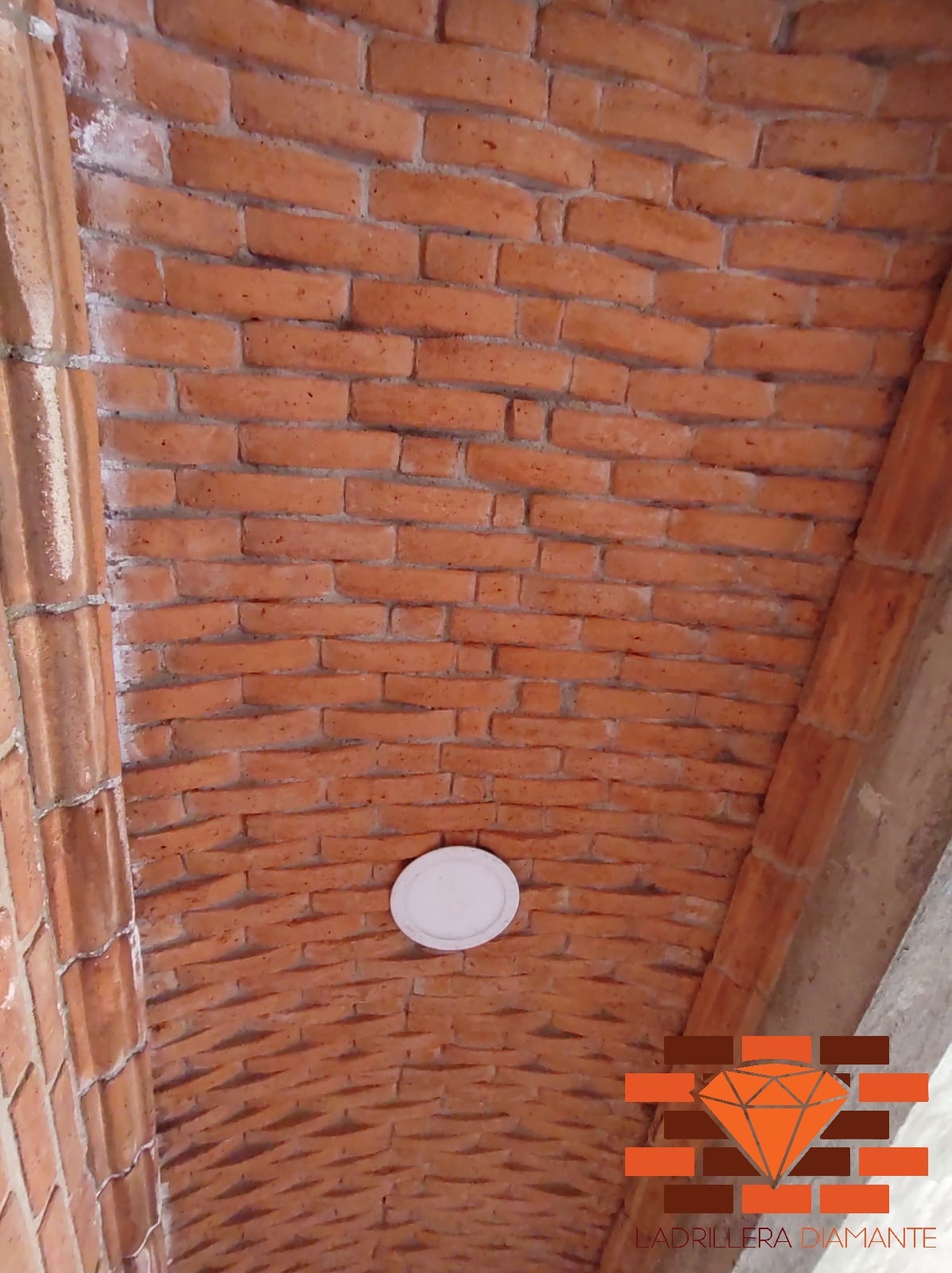 Adobes grandes para arcos en barro rojo