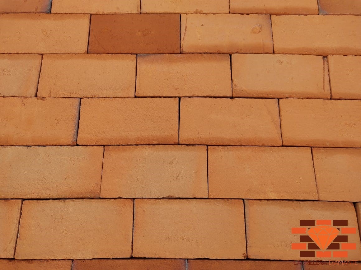 Adobes grandes para arcos en barro rojo