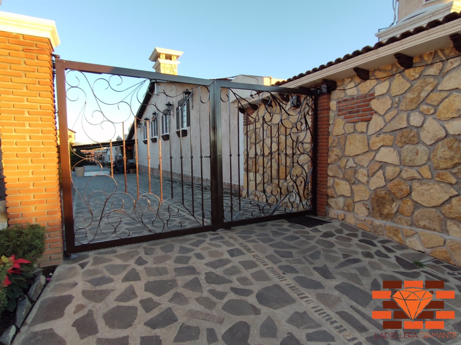 Adobes grandes para arcos en barro rojo