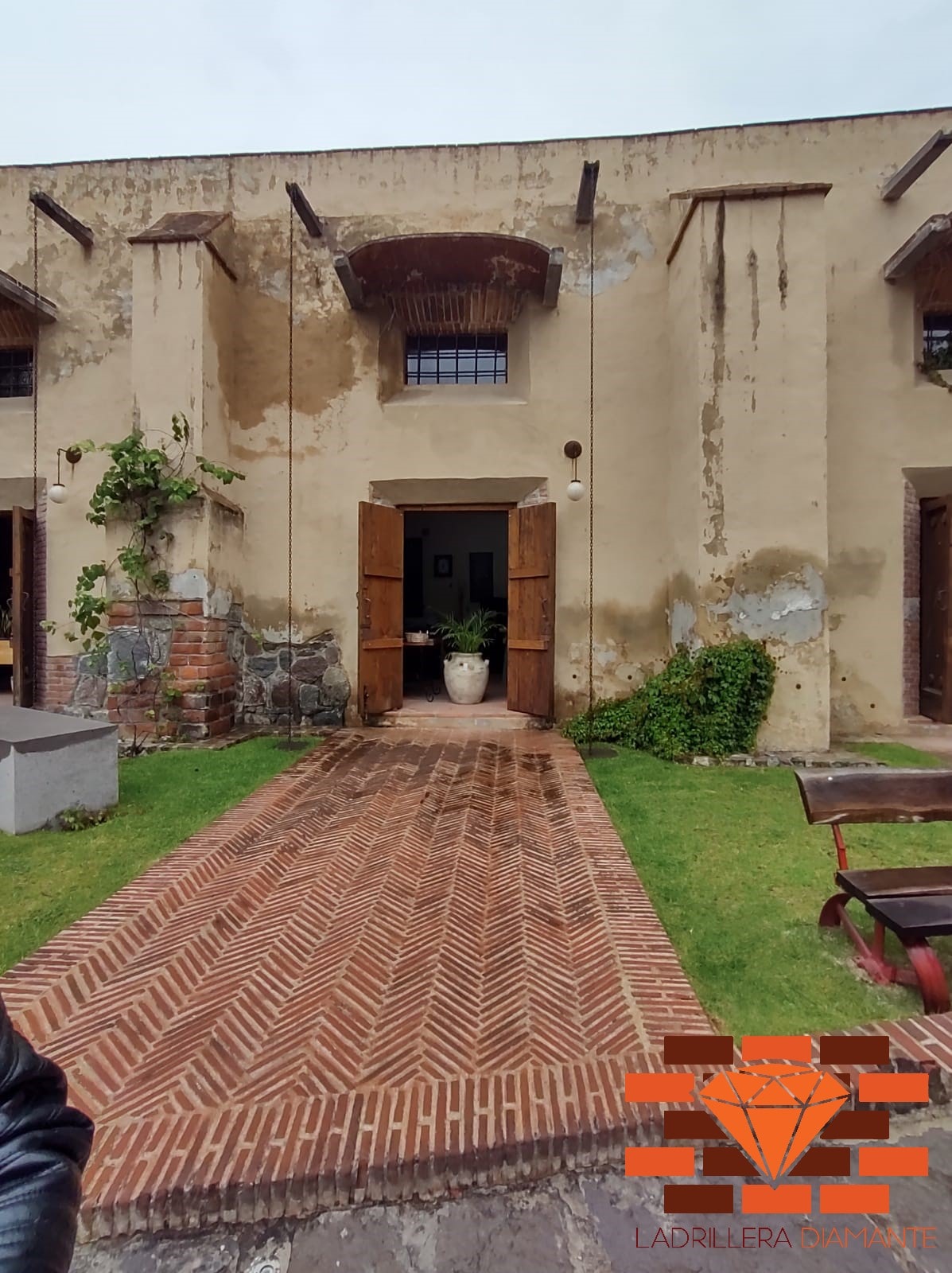 Adobes grandes para arcos en barro rojo