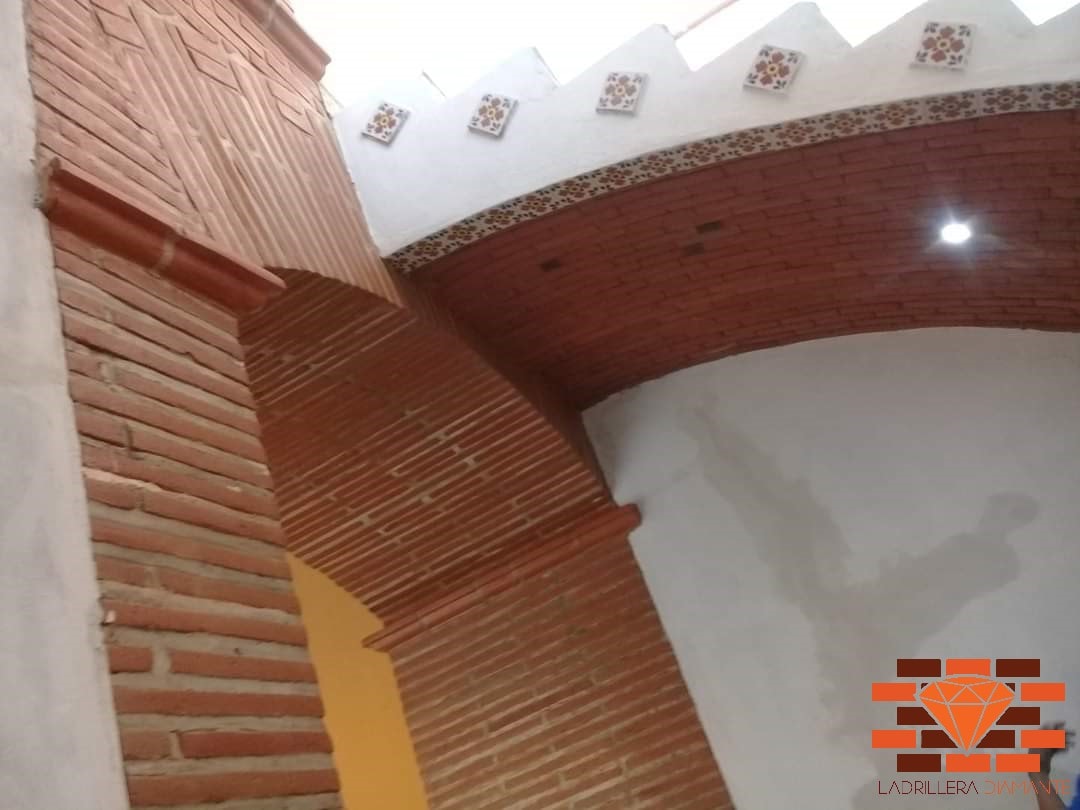 Adobes grandes para arcos en barro rojo