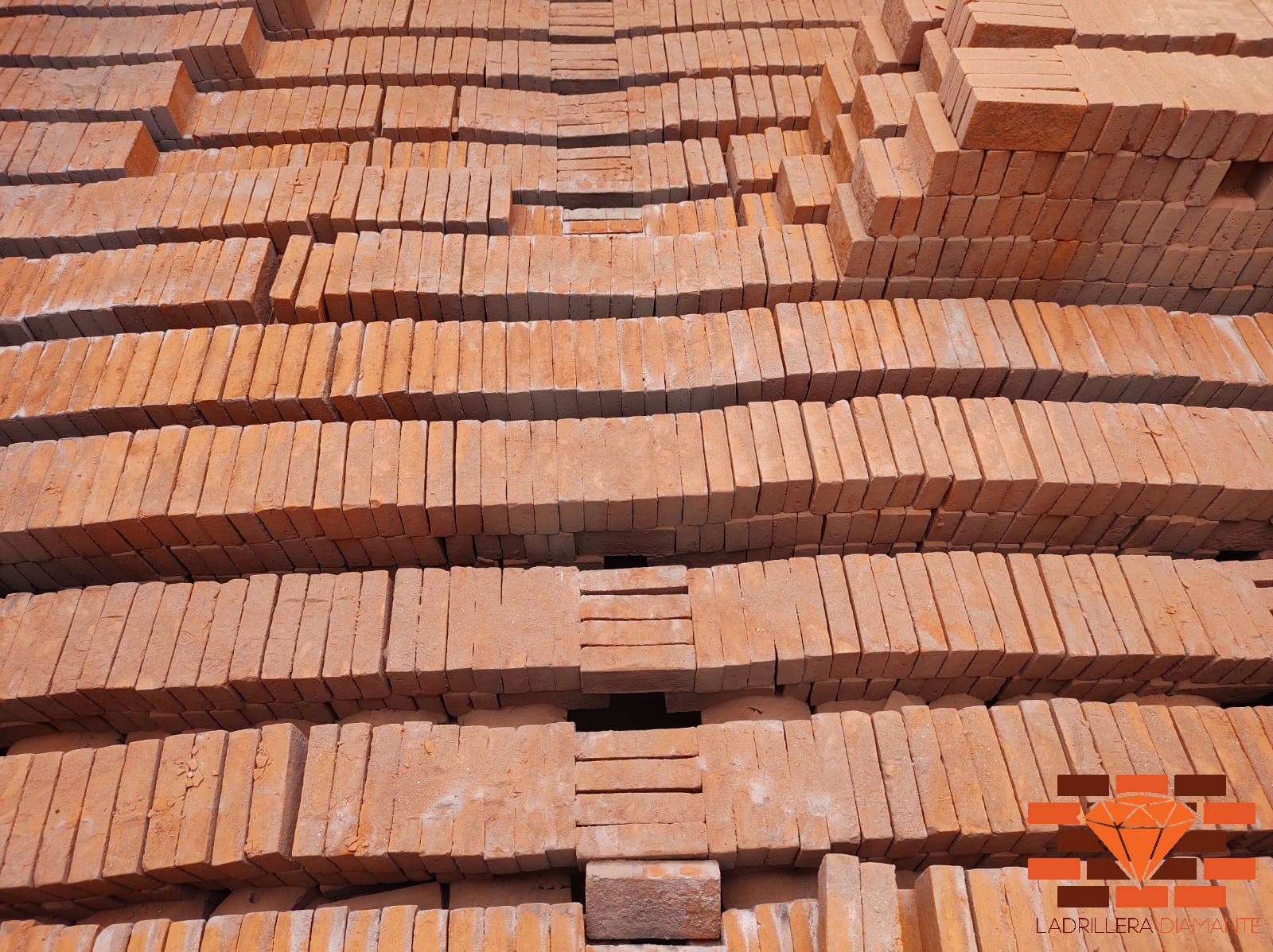 Adobes grandes para arcos en barro rojo