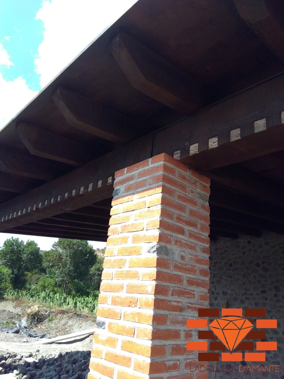 Adobes grandes para arcos en barro rojo